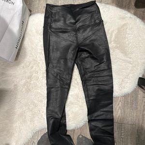 Beyond yoga leather like leggings blk small